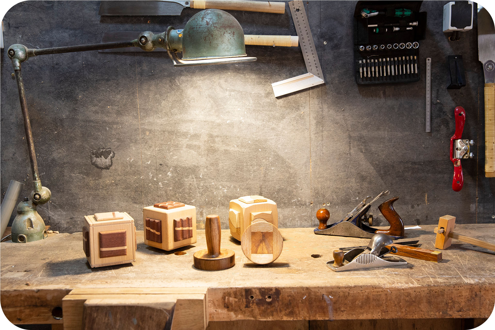 photos d'un établi avec des outils et des objets en bois